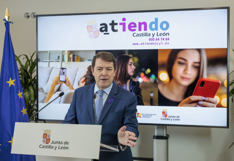 El presidente de la Junta de Castilla y León, Alfonso Fernández Mañueco, durante la inauguración del centro “Atiendo” en Salamanca.