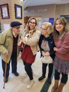 Secundino, usuario de Amavir El encinar del Rey en Valladolidterapeuta ocupacional Vicky García., otra residente y la directora Luz Pelayo.