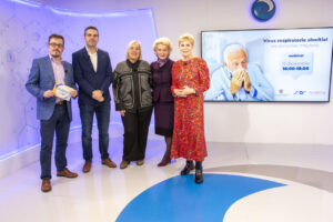 David Ruipérez, Iván Sanz, Rosa Sancho, Pilar Fernández e Inmaculada Cuesta. Enfermeros solicitan vacunar a las personas mayores.