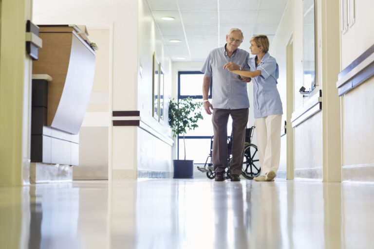 El paciente mayor, en el centro de una atención hospitalaria “amable”.