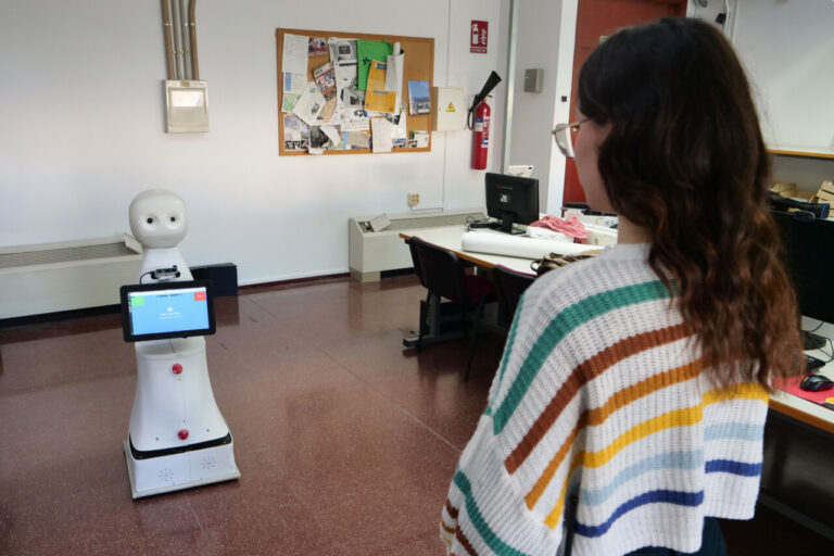 La próxima generación de robots sociales de asistencia, desarrollados en la Universidad de Málaga, llevan a cabo su fase de prueba en Vitalia Teatinos.