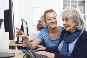 Envejecimiento activo desde la tecnología, la formación y el voluntariado.