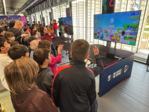 El Ayuntamiento de Madrid organiza una actividad intergeneracional con videojuegos.