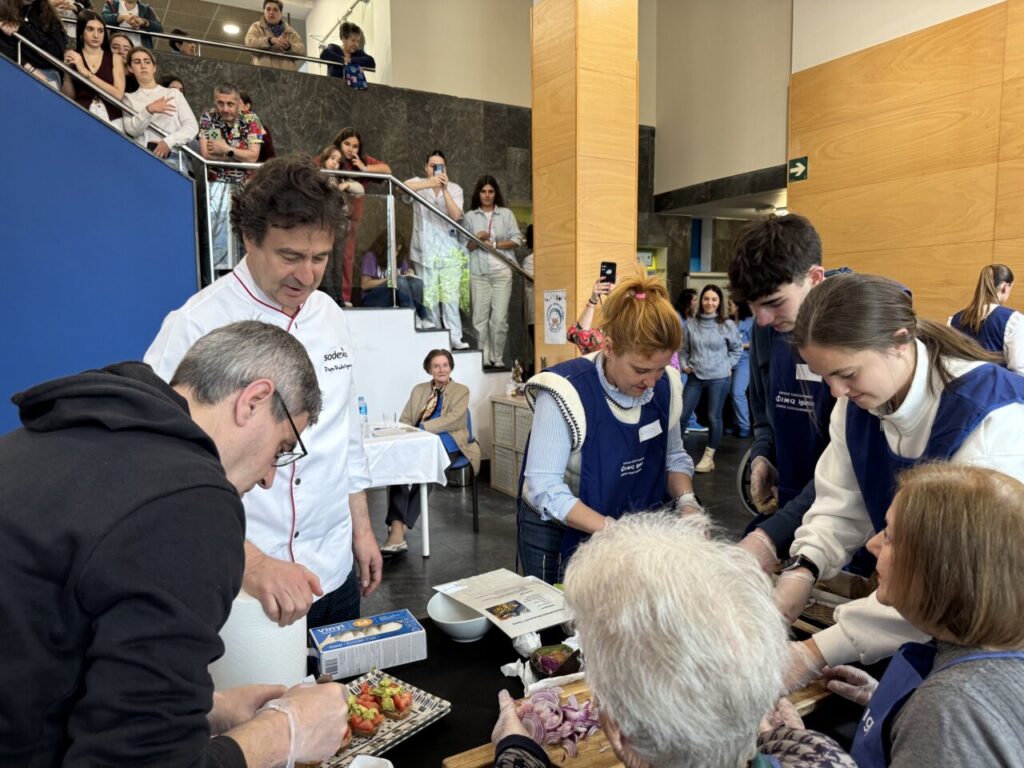 IMQ Igurco organiza un concurso de pinchos con personas mayores y el chef ejecutivo de Sodexo.