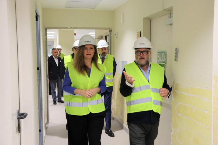La consejera de Familia, Juventud y Asuntos Sociales, Ana Dávila, visitando las obras de la Residencia Madrid Sur.