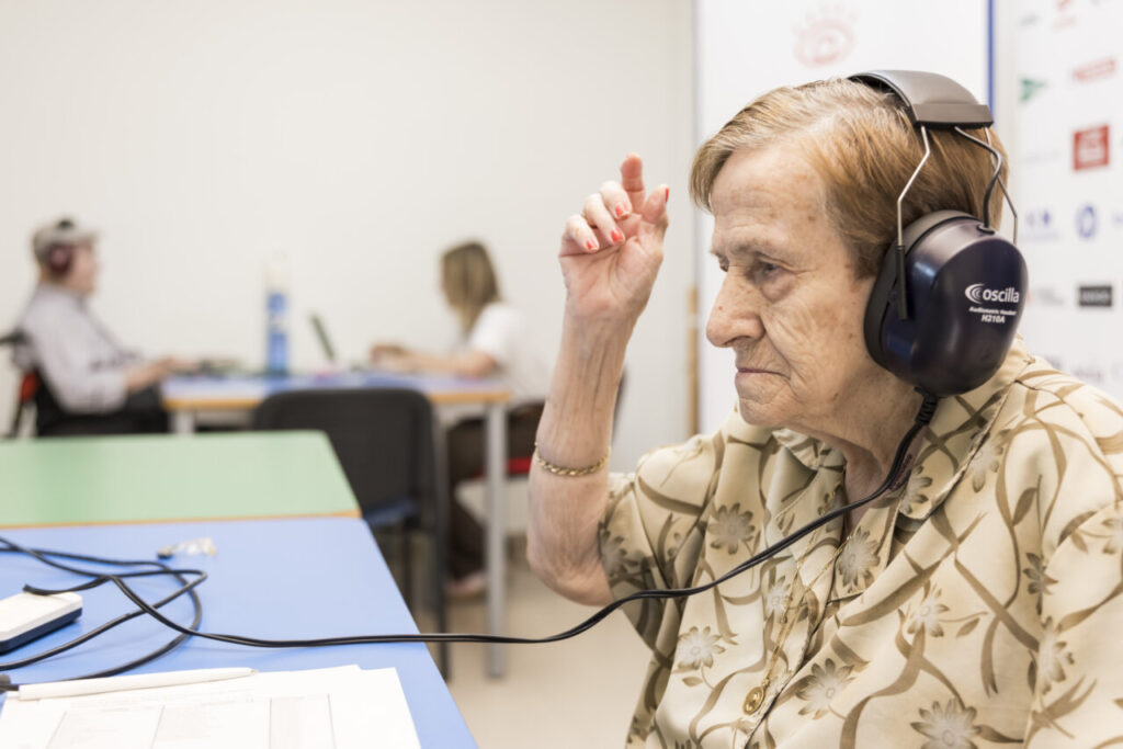 ILUNION VidaSénior en Sonseca revisa la salud auditiva de residentes y profesionales.