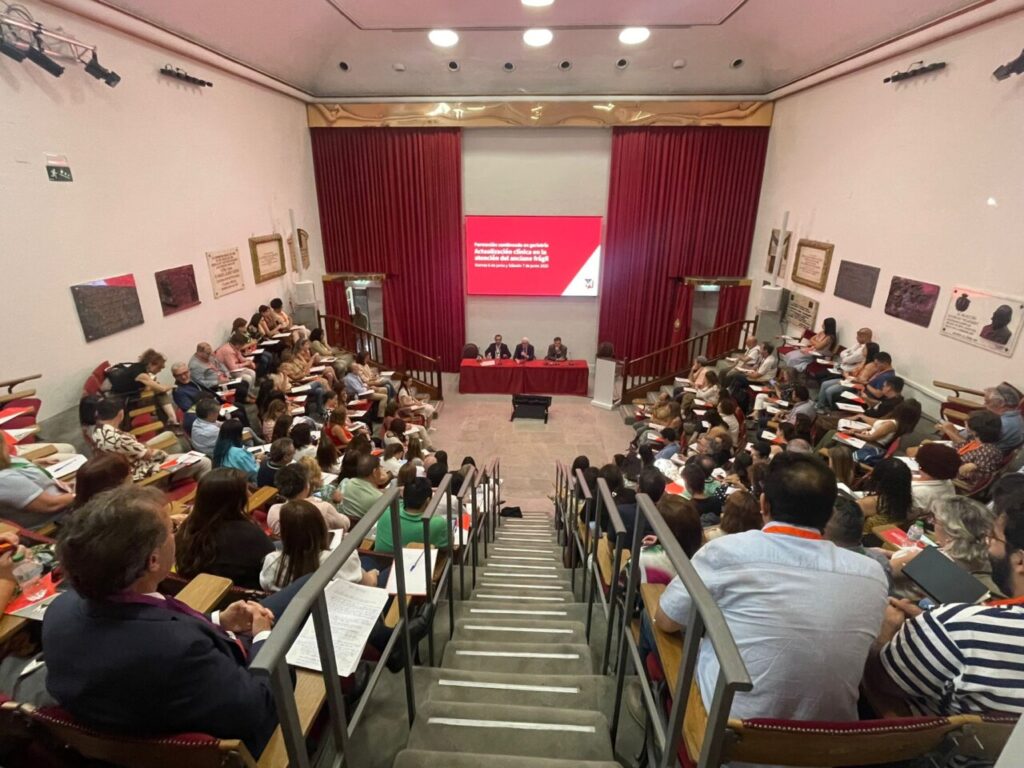 Profesionales de la salud reclaman más geriatras y su integración en todos los hospitales.