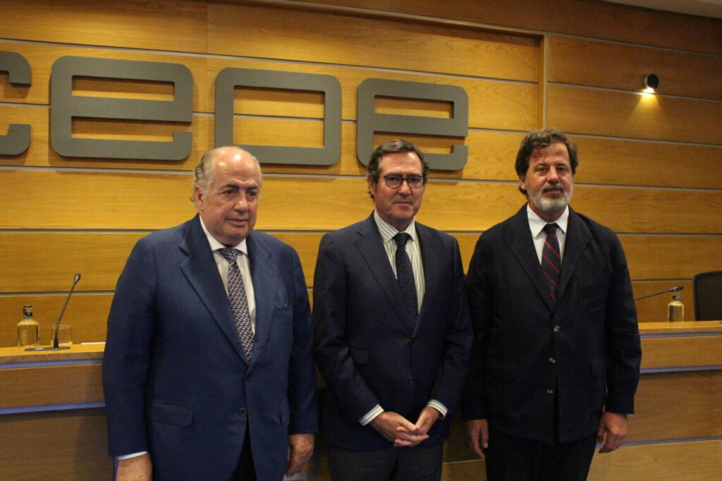 l presidente de la Comisión de Sanidad y Asuntos Sociales de CEOE, Carlos Rus; el presidente de CEOE, Antonio Garamendi; y el coordinador de la Declaración, Ricardo de Lorenzo.