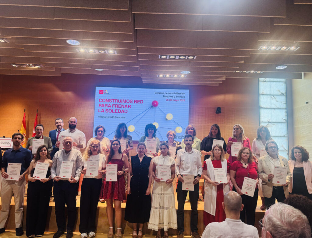 La Comunidad de Madrid presenta un programa contra la soledad con teleasistencia.