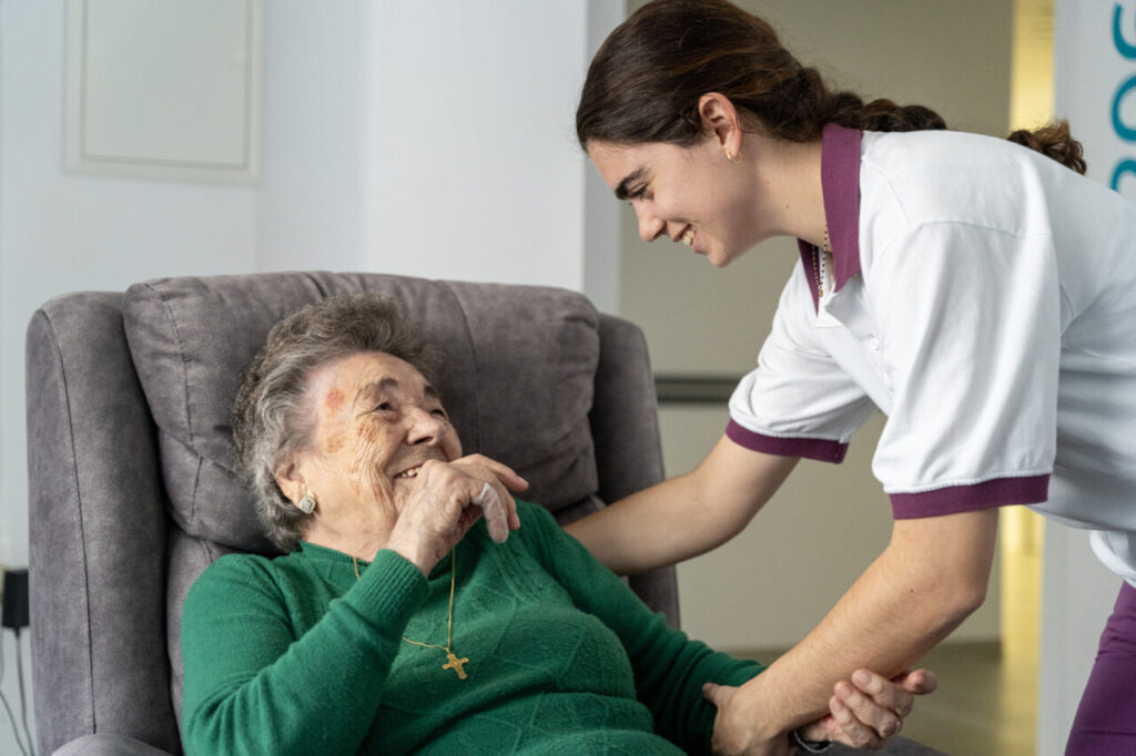 Cuidado Centrado en las Relaciones en residencias para personas mayores: concepto y pasos clave.