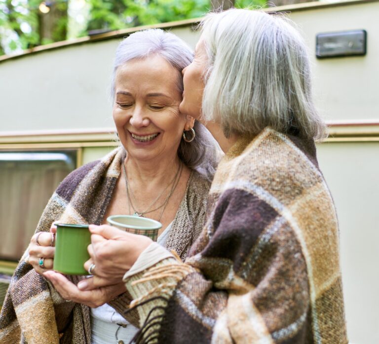 La PMP y Fundación 26D reclaman la inclusión de la diversidad LGTBI+ en las políticas de longevidad.