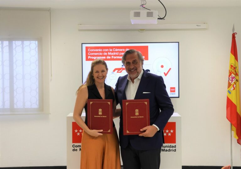 La Comunidad de Madrid trabaja en programas de formación para que inmigrantes logren un empleo en el sector sociosanitario.