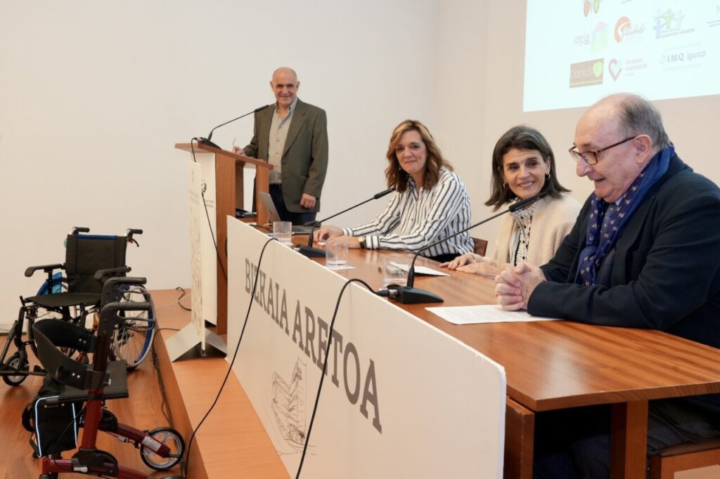 Presentación de la 5 Campaña de Recogida de Ayudas Técnicas (Noviembre 2024), Inés Venero,
presidenta de la Fundación Bultzatu, que gestiona el BAT Municipal y Asistencial; Nerea Melgosa,
consejera de Bienestar, Juventud y Reto Demográfico del Gobierno Vasco; Luis Crovetto, del patronato
de la Fundación Bultzatu.