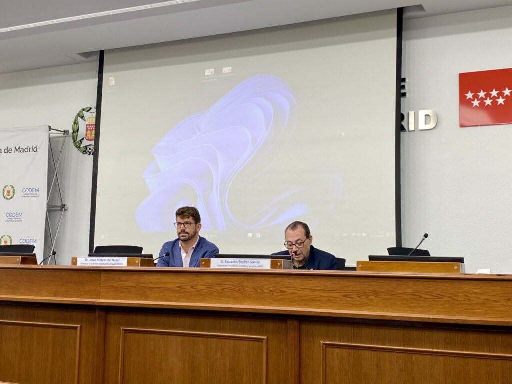 El doctor Jesús Mateos del Nozal, geriatra y técnico de apoyo de la Dirección General de Coordinación Sociosanitaria del SERMAS; y Eduardo Seyller García, presidente emérito de la AMEG