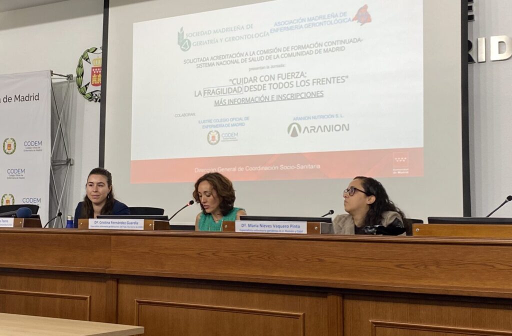 Marina Verano de la Torre, enfermera especialista en enfermería geriátrica del Hospital Universitario Fundación Jiménez Díaz; Cristina Fernánde, enfermera especialista en enfermería geriátrica del Hospital Universitario del Tajo y secretaria de AMEG; y María Nieves Vaquero, enfermera especialista en enfermería geriátrica del Hospital Universitario Ramón y Cajal.