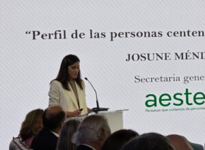 Josune M&eacute;ndez presentando informe sobre personas centenarias en residencias