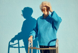 Mujer mayor con andador en un entorno accesible y luminoso