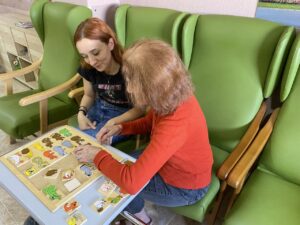 Grupo Los Nogales y Fundaci&oacute;n Adopta Un Abuelo abordan la soledad no deseada en personas mayores.