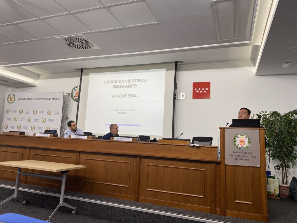 José Antonio García García, enfermero especialista en enfermería geriátrica y vicepresidente de AMEG, y contó con la participación de Jimmy Martín Gonzales Turín, geriatra del Hospital Universitario del Tajo, y Alejandro Álvarez Bustos, fisioterapeuta e investigador posdoctoral en el Centro de Investigación Biomédica en Red sobre Fragilidad y Envejecimiento Saludable (CIBERFES).