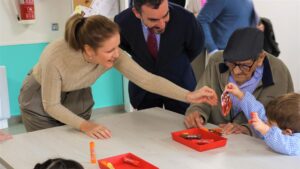 La Comunidad de Madrid dise&ntilde;a un programa piloto para integrar escuelas infantiles en residencias de mayores.