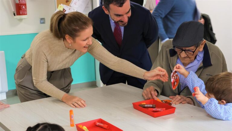 La Comunidad de Madrid diseña un programa piloto para integrar escuelas infantiles en residencias de mayores.
