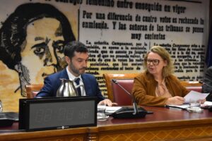 Ministro Pablo Bustinduy discutiendo sobre la Estrategia Estatal de Soledades