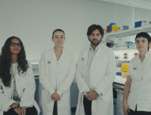 Cuatro investigadores en laboratorio de la Fundaci&oacute;n Pasqual Maragall