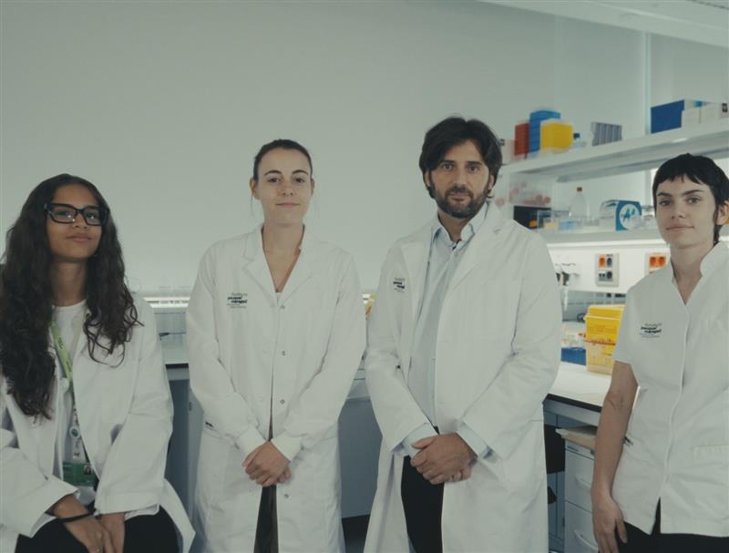 Cuatro investigadores en laboratorio de la Fundación Pasqual Maragall