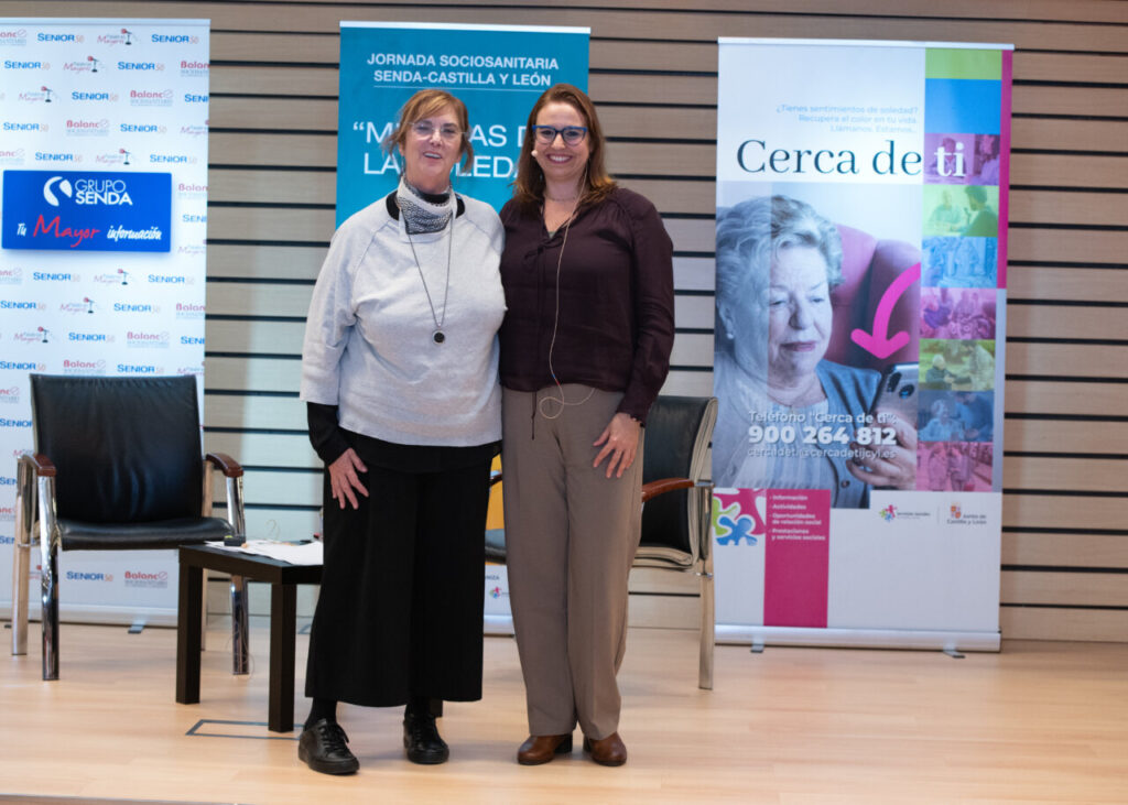Dos mujeres posando en un evento sobre soledad en personas mayores