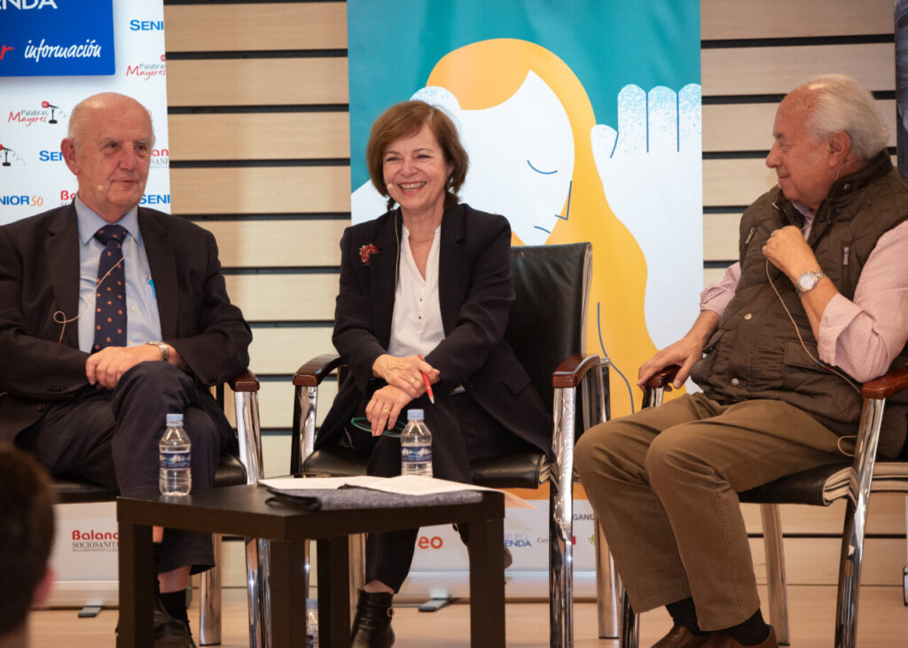 Reunión sobre la soledad en personas mayores con tres ponentes