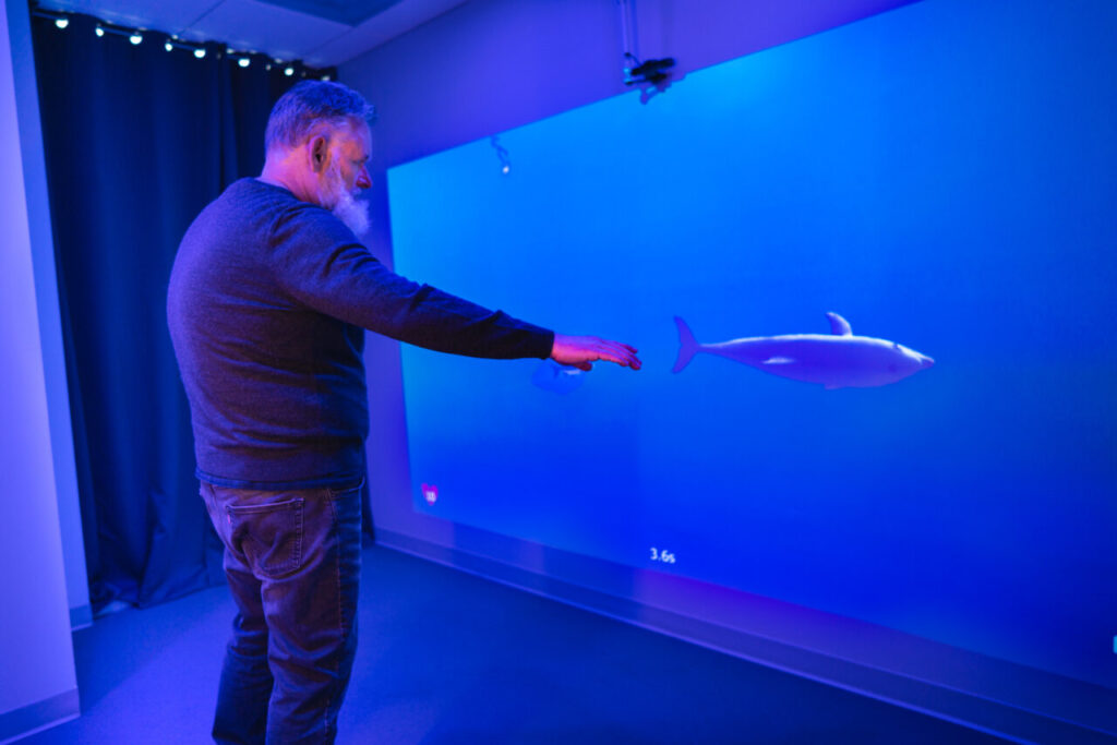 Persona interactuando con una pantalla de realidad virtual en un entorno terapéutico