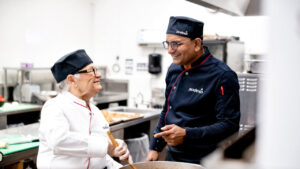 Dos chefs de Sodexo trabajando juntos en la cocina