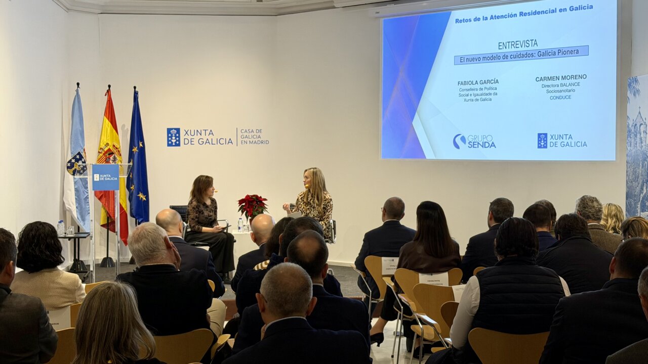 Carmen Moreno, directora de BALANCE Sociosanitario, y la consejera de Política Social e Igualdad de la Xunta, Fabiola García.