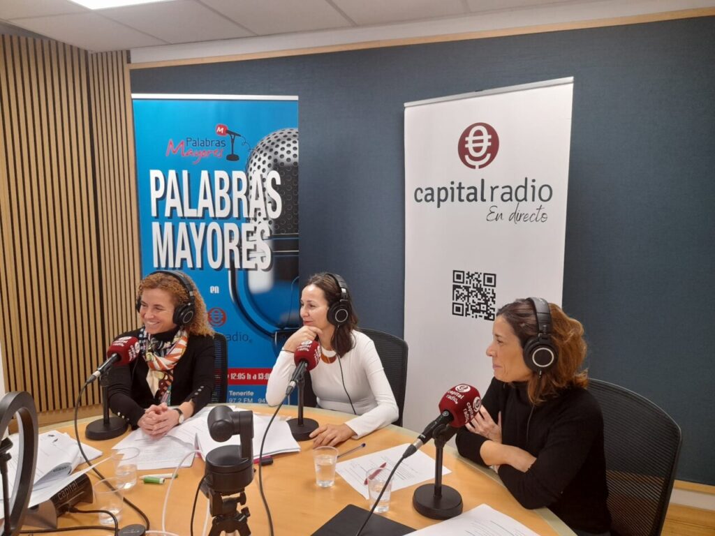 Responsables de Amavir discutiendo sobre igualdad y prevenci&oacute;n de violencia de g&eacute;nero en un programa de radio.