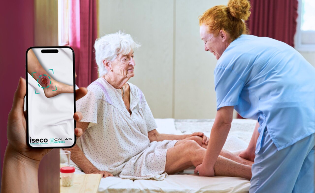 Aplicación Calas Úlceras en un móvil mientras se atiende a una paciente mayor