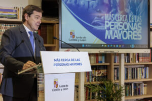 Castilla y Le&oacute;n entrega m&aacute;s de 1.100 pantallas interactivas para promover la autonom&iacute;a y combatir la soledad no deseada.