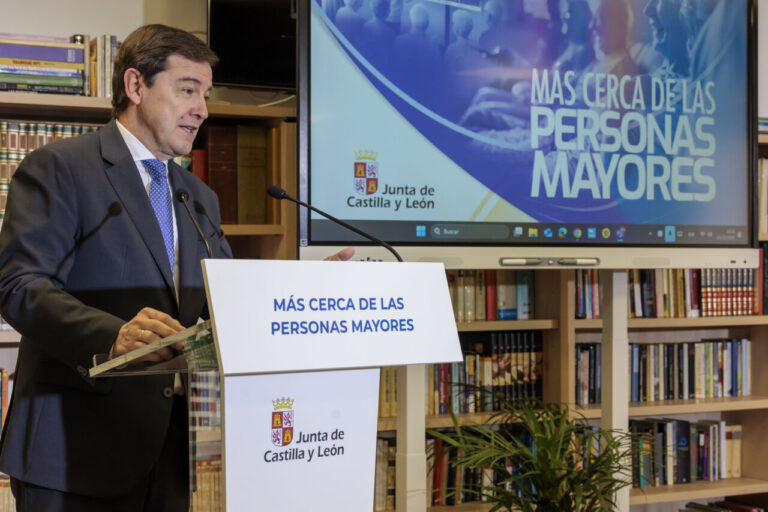 Castilla y Le&oacute;n entrega m&aacute;s de 1.100 pantallas interactivas para promover la autonom&iacute;a y combatir la soledad no deseada.