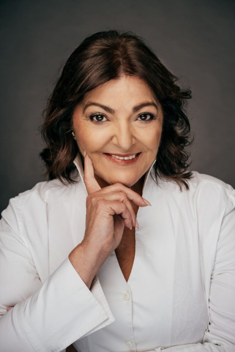 Charo Reina pone voz a la Navidad solidaria de ASISPA y al movimiento #StopEdadismo.