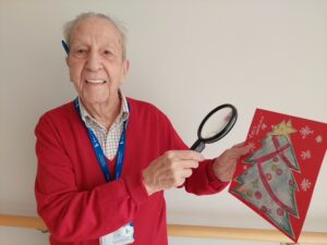 Jos&eacute; Fern&aacute;ndez de 103 a&ntilde;os sosteniendo su tarjeta navide&ntilde;a premiada