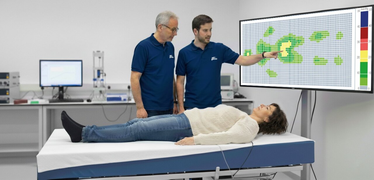 Profesionales analizando datos sobre lesiones por presi&oacute;n en un laboratorio