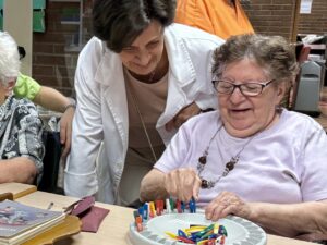 El programa &ldquo;Dignidad en el Cuidado&rdquo; formar&aacute; a 600 profesionales de residencias en cuidados paliativos.