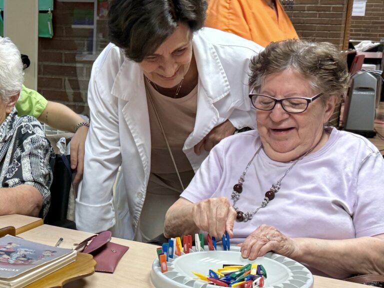 El programa “Dignidad en el Cuidado” formará a 600 profesionales de residencias en cuidados paliativos.