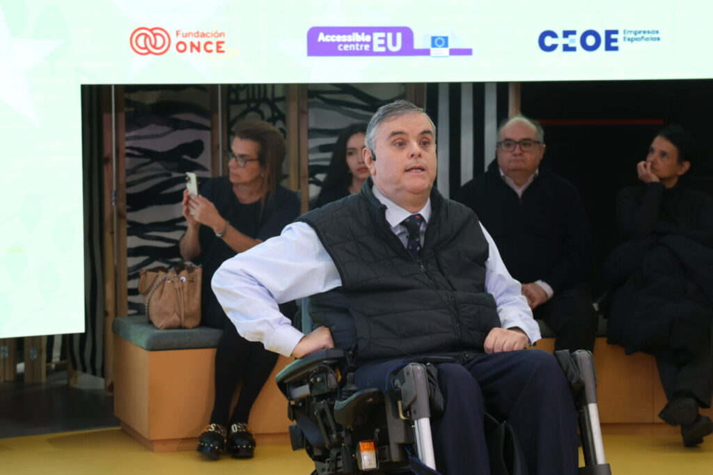 Persona en silla de ruedas participando en un evento sobre accesibilidad.