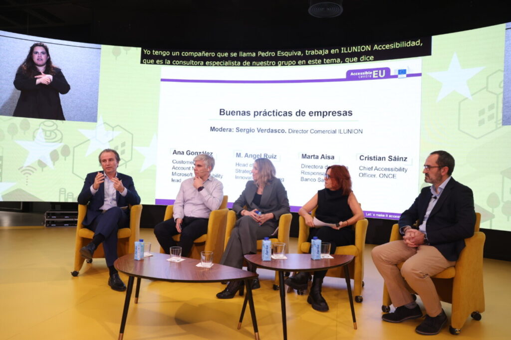 Panel de expertos discutiendo sobre buenas prácticas en accesibilidad empresarial