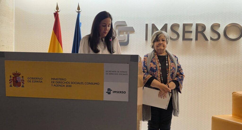 M&oacute;nica Hernando, responsable de Proyectos de Fundaci&oacute;n CASER, y
Pilar Rodr&iacute;guez, presidenta de Fundaci&oacute;n Pilares durante la inauguraci&oacute;n.