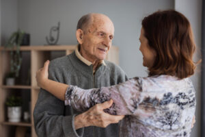 CEAFA y Cinfa impulsan la salud emocional de familiares cuidadores de personas con demencia.