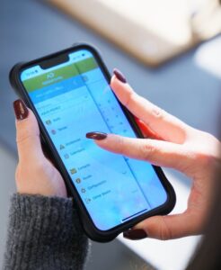 Persona usando la aplicación GESAD Family en un teléfono móvil.