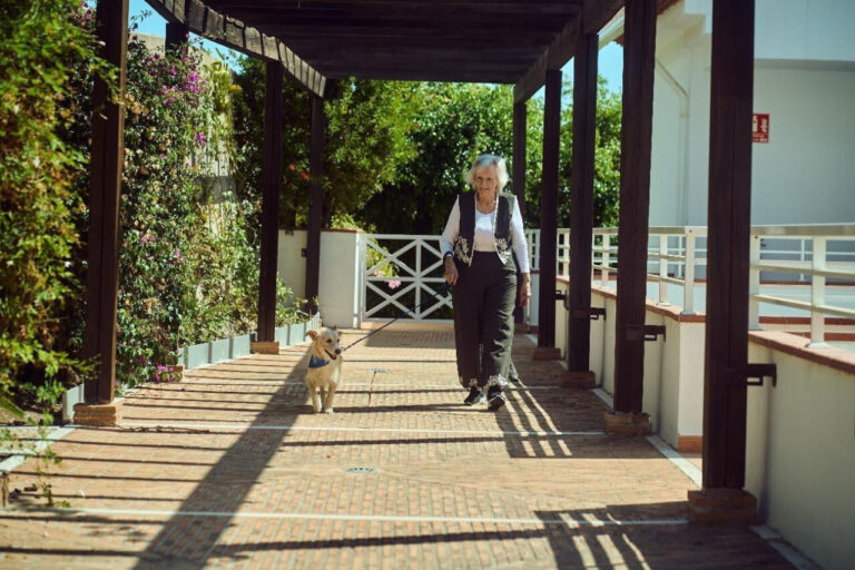 LETI Pharma y VML Health lanzan "Mayores amigos": un proyecto que une animales y residencias contra la soledad no deseada.