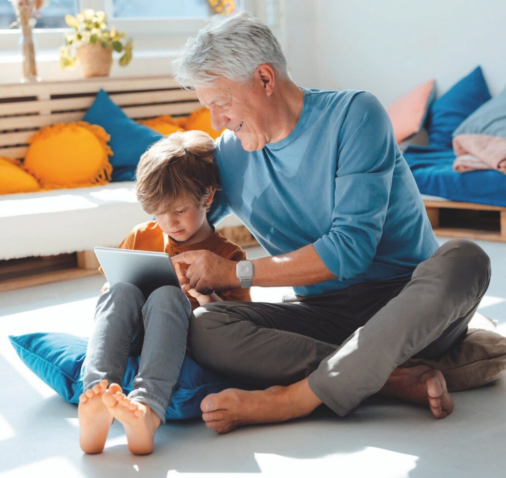 Abuelo y nieto disfrutando de tiempo juntos en casa