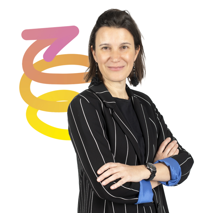 Carolina Rodr&iacute;guez posando con brazos cruzados y fondo colorido